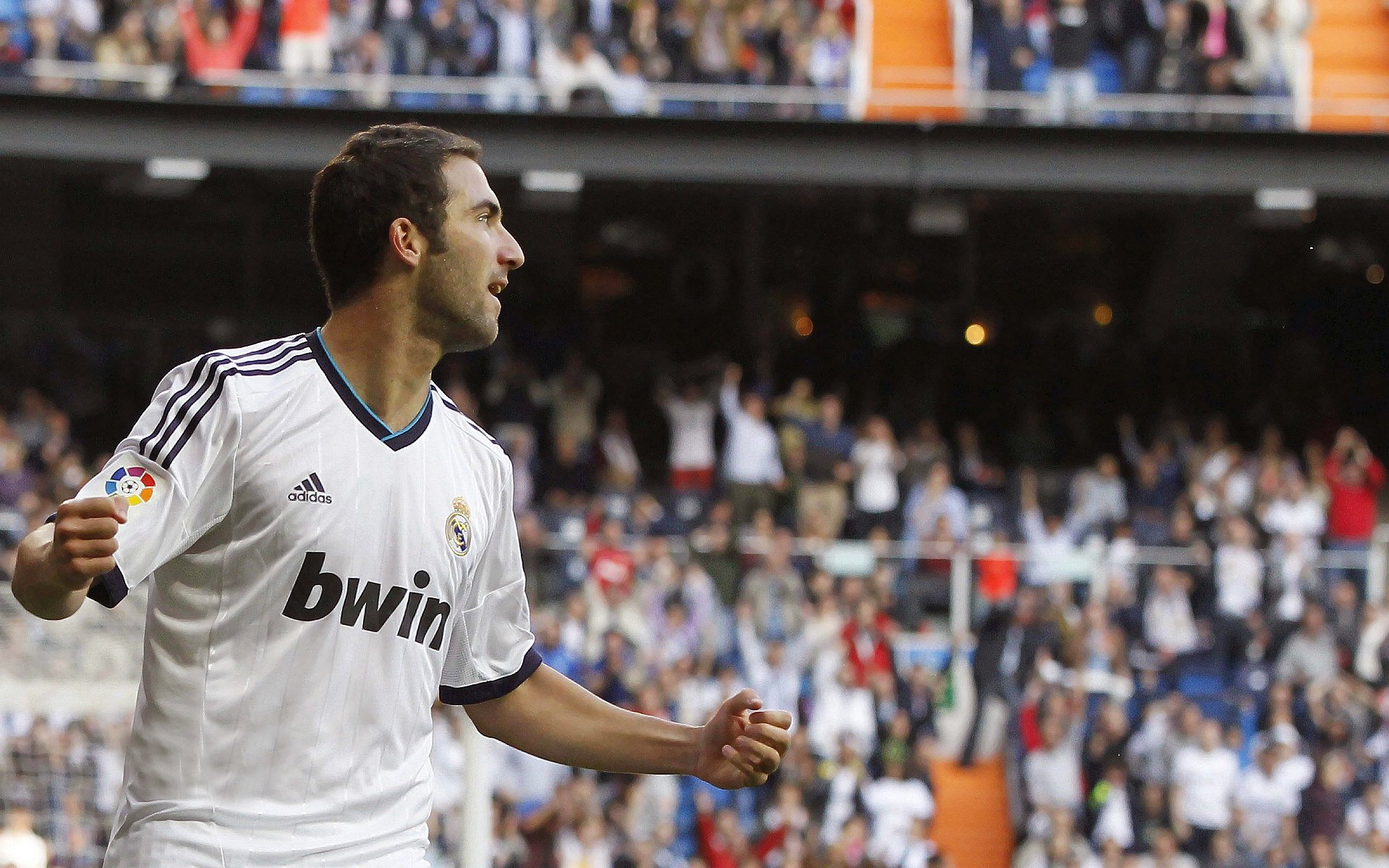 曼联逆转战胜切尔西，积分榜逼近榜首